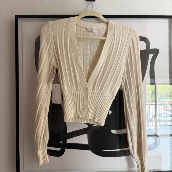 XS Aritzia Sweater - Never Worn - Picture 1 of 3